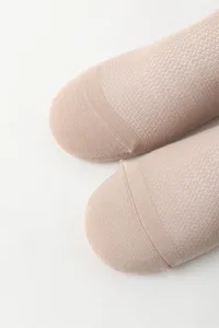 Nahaufnahme Detailansicht von atmungsaktiven Mesh-Strick-Baumwoll-Kurzsocken in Beige.
