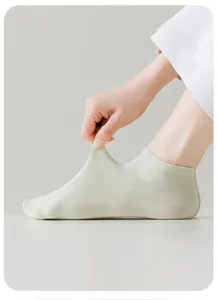 Detailansicht atmungsaktiver Damen-Baumwoll-Sneakersocken mit elastischem Stretchgewebe.