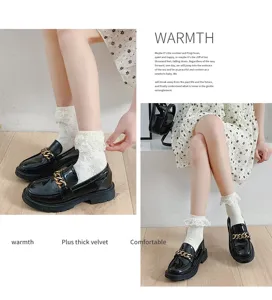 Japanse Lolita kanten volants middelhoge sokken en zwarte glanzende plateau loafers.