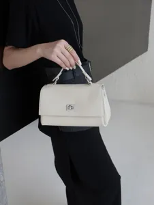 Élégant sac à main blanc cassé en cuir avec fermoir tourniquet sécurisé au quotidien.