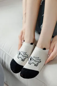 Summer breathable beige cute dog boat socks for women, anti-slip low cut cotton socks.