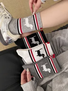 Baumwoll-Mittelsocken mit stilvollen Streifen und süßer Hundebestickung für den Alltag.