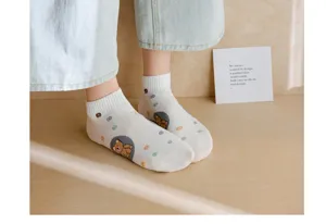 Gros plan détaillé de chaussettes basses blanches en coton avec de charmants motifs d'ours.