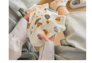 Gros plan de chaussettes courtes blanches femme avec joli motif d'ours, printemps été fin.