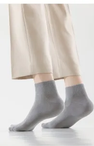 Nahaufnahme von einfarbigen Herren Socken in Grau atmungsaktiv business Stil Detail