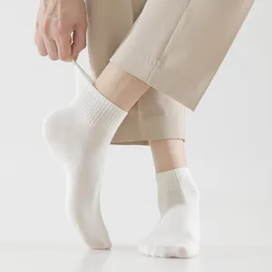 Herren einfarbige kurze Socken in Weiß, atmungsaktives nahtloses Design für Sommerkleidung.