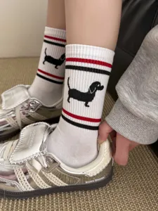 Damen Baumwoll-Mittelsocken mit süßem Dackel-Stickmuster und klassischen Streifen.