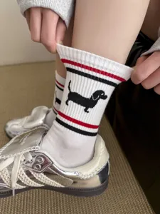 Damen Mitteltubus Baumwollsocken mit süßer Hunde Stickerei und stylischen Retro Streifen für Alltag.