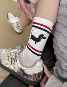 Baumwoll-Mittelsocken mit stilvollen Streifen und süßer Dackel-Stickerei für den Alltag.