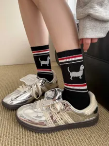 Dackel bestickte Baumwoll Wadensocken kombiniert mit metallic silbernen Sneakern Detail.