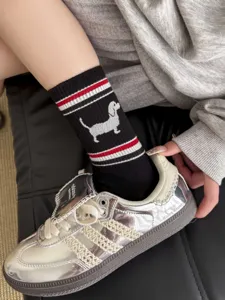 Damen Baumwoll Mid-Tube Socken mit süßem Hunde-Stickmuster und roten weißen Streifen Alltag