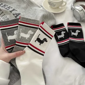 Niedliche Dackel bestickte gestreifte Baumwoll-Mittelsocken für den modischen Alltag.