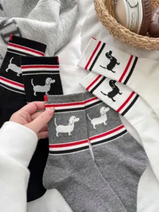 Damen Wadenhohe Baumwollsocken mit süßer Hundebestickung und gestreiften Bündchen, lässig.