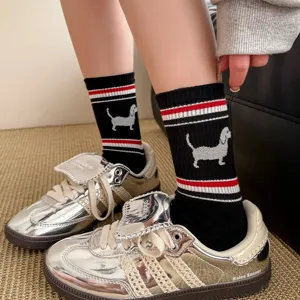 Damen Wadenhohe Baumwollsocken mit süßer Dackel Stickerei und klassischem Streifenmuster.
