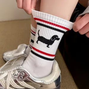 Damen Mid-Tube Slouch-Baumwollsocken mit süßer Welpenstickerei und stilvollen rot-schwarzen Streifen.