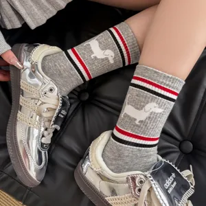 Graue Baumwoll-Socken mit niedlicher Hunde-Stickerei und rot-schwarzen Streifenmuster.