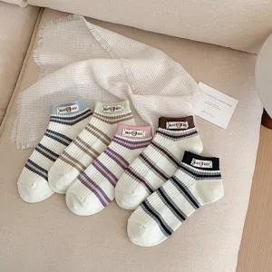 Leuke gestreepte enkelsokken voor dames, lente zomer lage katoenen sokken met berenlabel.