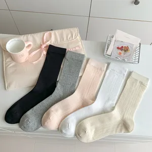 Chaussettes mi-mollet unies pour femme printemps été, chaussettes côtelées respirantes image.