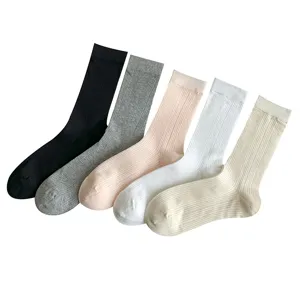 Chaussettes mi-côtes unies côtelées pour femmes, style japonais décontracté en mélange de coton.