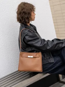 Bolso de hombro marrón retro para mujer, elegante bolso tote de trabajo con detalle de cierre.