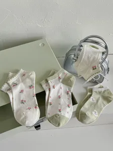 Floral green cotton socks for women, short tube pastoral style, comfortable breathable boat socks.