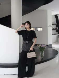 Détail de sac à main en cuir de luxe, sac noir minimaliste élégant pour femme moderne.