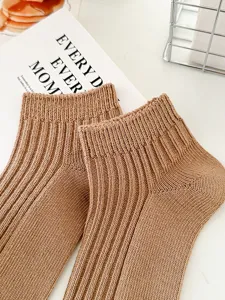 Comfortable solid color knit short socks for men and women, breathable summer casual wear.