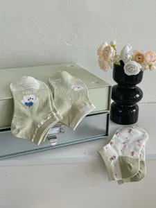 Cute green floral cotton socks for women, breathable short boat socks, pastoral style.