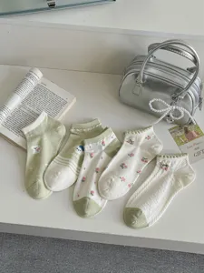 Cute floral green cotton socks for women, breathable short boat socks with sweet pastoral style.