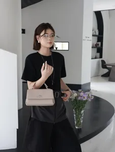 Vue détaillée d'un sac bandoulière en cuir chic mettant en valeur sa texture et son fermoir.