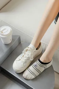 Summer breathable beige cute puppy boat socks, non-slip cotton shallow cut short socks for women.