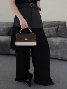 Sac à main carré en cuir bicolore avec serrure en métal sac bandoulière tendance élégant