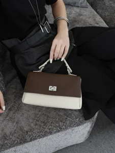Sac à main élégant en cuir marron et beige, petit sac bandoulière chic pour femme.