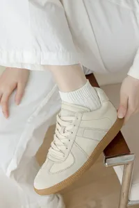 Classic low-top casual sneakers paired with comfortable white short socks for daily wear.