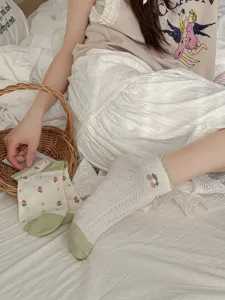 Floral green cotton socks for women, sweet pastoral style short tube breathable boat socks.