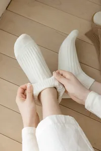 White ribbed knit socks detail view, soft cotton material, comfortable daily wear style.