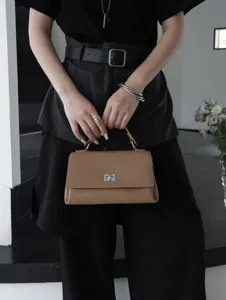 Petit Sac Carré en Cuir Véritable pour Femmes Printemps Été Nouvelle Chaîne Métallique Chic Noir Sac Bandoulière