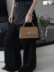 Élégant sac à main en cuir marron pour femmes, petit sac carré minimaliste chic et élégant.