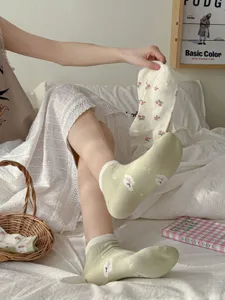 Cute green floral cotton socks for women, breathable short boat socks with sweet pastoral style.