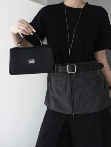 Petit sac carré en cuir noir avec serrure métallique, élégant sac à main pour femme.