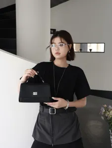 Sac à main carré en cuir noir, vue détaillée, serrure métallique élégante, accessoire chic.