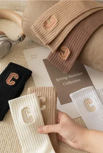 Gemütliche Baumwoll-Mittelsocken mit klassischem bestickten Buchstaben für den Winter.