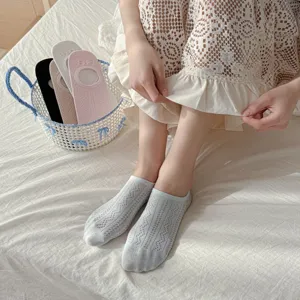 Vue détaillée de chaussettes courtes en maille respirante pour un confort quotidien.