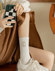 Herbst Winter bestickte C-Buchstaben Mid-Tube Socken Damen koreanische Baumwoll-Langsock