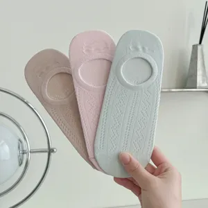 Gros plan détaillé de socquettes respirantes en filet pour l'été, teintes douces.