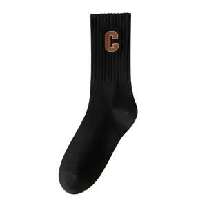 Schwarze Baumwoll-Mittelstrümpfe mit braunem gestickten Buchstaben C, trendige Wintersocken.