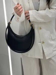 Elegante Damen Crescent Schultertasche aus Rindsleder, modische Achseltasche für den Alltag.