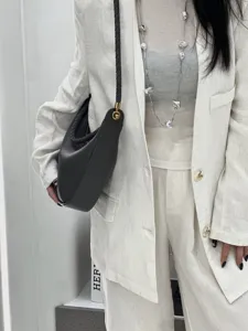 Echtes Leder Halbmond Schultertasche für Damen, stilvolle Unterarm Hobo Tasche für Pendler.