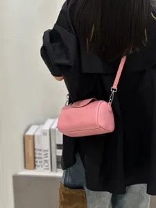 Echte Leder Zylinder Umhängetasche für Damen, stylische rosa Handytasche für Alltag.