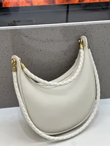 Elegante weiße Rindsleder Mondtasche Umhängetasche mit geflochtenem Riemen und Gold.